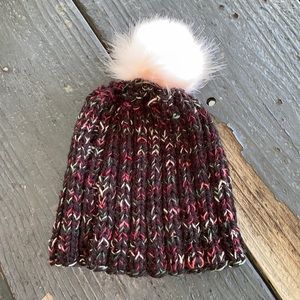 Beanie. Comfort fit. Black w. multicolor shadows.